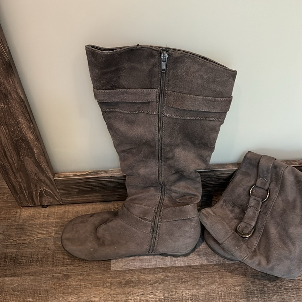 Maurices gray suede flat boots size 10 - Picture 2 of 5